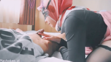 Ukhty Hijaber Merah Cium Kenti Mini